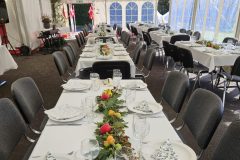 Sådan ser et festtelt ud, når gæsterne skal føle sig velkomne, og alle gode kræfter i Præstehaven har været i sving gennem mange timer.