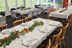 Bordene er festligt pyntet og pænt dækket op.