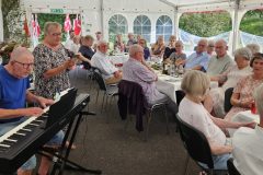 Allan Ploug spiller, og Ingrid fra Blok 13 synger.