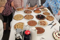 En lang række frivillige havde bagt bidrag til et kæmpe tærte-bord.