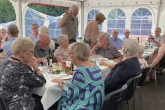 Det er en af årets varmeste dage, så det er godt, at siderne i teltet kan foldes lidt ned.